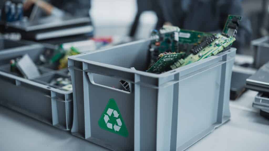 electrical recycling with boxes of components
